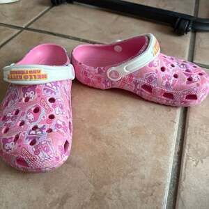 Crocs Hello Kitty & Friends Classic Clogs in Pink